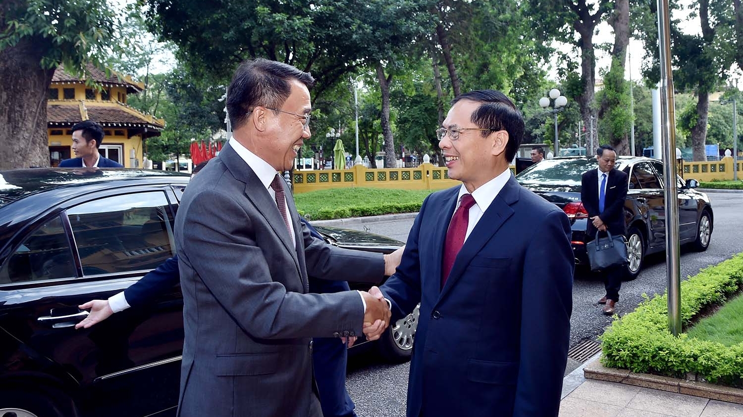 Phó Thủ tướng, Bộ trưởng Ngoại giao Bùi Thanh Sơn hội đàm với Quyền Trưởng ban Đối ngoại Trung ương Lào