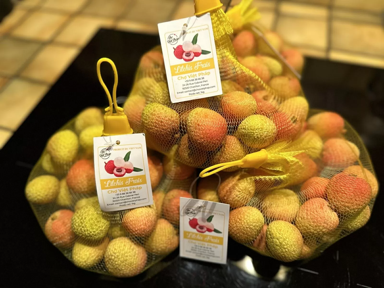 Những quả vải thiều Hải Dương đầu tiên của mùa vụ 2025 lên kệ các siêu thị ở Pháp. Những quả vải thiều Hải Dương đầu tiên của mùa vụ 2025 lên kệ các siêu thị ở Pháp.