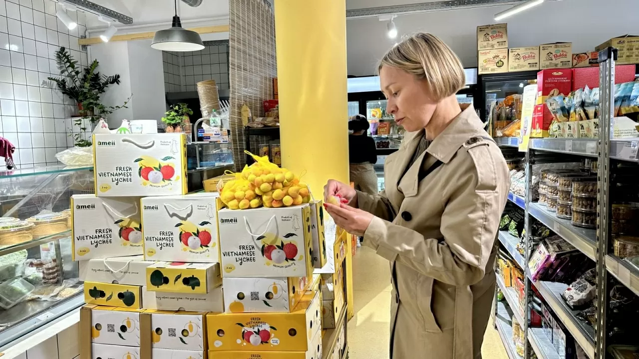 Khách hàng pháp thưởng thức vải thiều Việt Nam. (Nguồn: TTXVN) Khách hàng pháp thưởng thức vải thiều Việt Nam. (Nguồn: TTXVN)