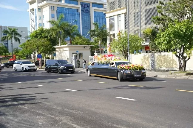 Khép lại hành trình Xá lợi Đức Phật tại Việt Nam với 16 triệu người được chiêm bái Cung tiễn xá lợi Đức Phật, khép lại hành trình tại Việt Nam với 16 triệu người được chiêm bái