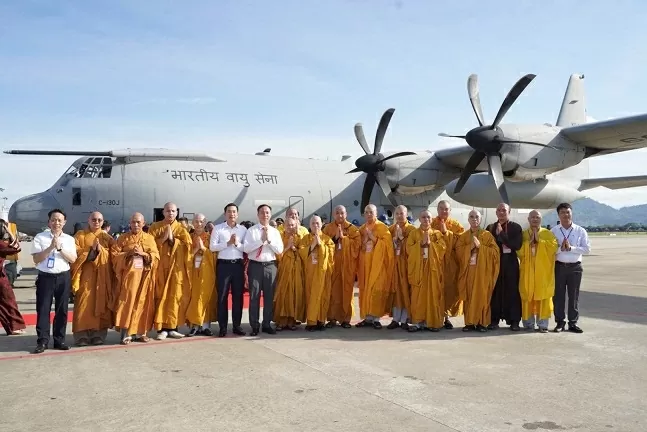 Khép lại hành trình Xá lợi Đức Phật tại Việt Nam với 16 triệu người được chiêm bái Cung tiễn xá lợi Đức Phật, khép lại hành trình tại Việt Nam với 16 triệu người được chiêm bái