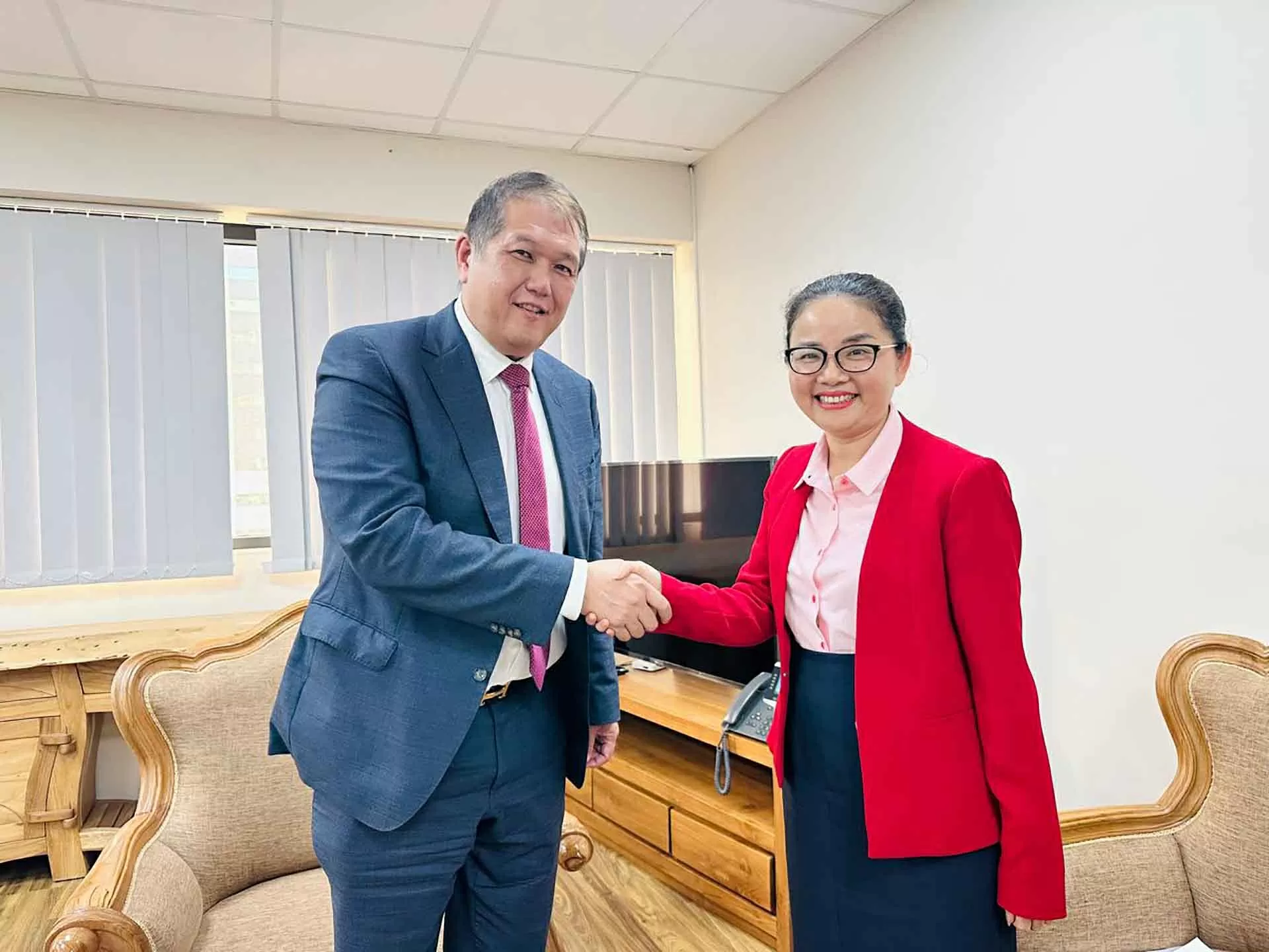 Đại sứ Trần Thị Thu Thìn trình Thư ủy nhiệm lên Tổng thống Cộng hòa Mauritius Đại sứ Trần Thị Thu Thìn trình Thư ủy nhiệm lên Tổng thống Cộng hòa Mauritius