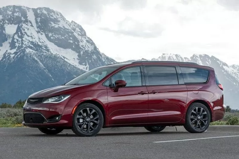 Chiếc Pacifica tại Việt Nam thuộc phiên bản Plug-in Hybrid (PHEV), kết hợp động cơ V6 3.6L với mô-tơ điện, cho tổng công suất khoảng 260 mã lực Chiếc Pacifica tại Việt Nam thuộc phiên bản Plug-in Hybrid (PHEV), kết hợp động cơ V6 3.6L với mô-tơ điện, cho tổng công suất khoảng 260 mã lực