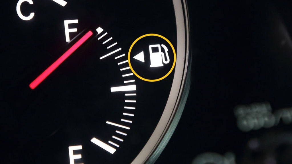 Mũi tên trên đèn báo nhiên liệu, nhiều lợi ích nhưng ít người biết