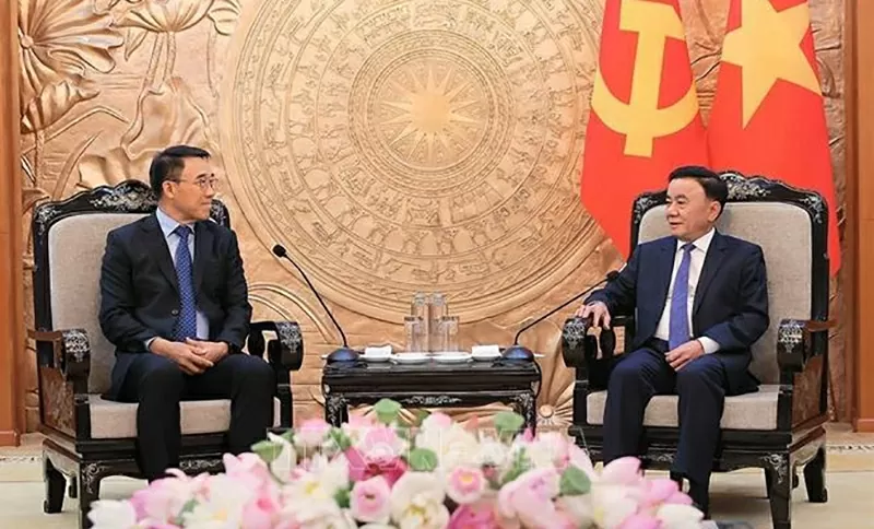 Thường trực Ban Bí thư Trần Cẩm Tú tiếp Quyền Trưởng ban Đối ngoại Trung ương Đảng Nhân dân cách mạng Lào Bounlua Phandanouvong. (Nguồn: TTXVN) Thường trực Ban Bí thư Trần Cẩm Tú tiếp Quyền Trưởng ban Đối ngoại Trung ương Đảng Nhân dân cách mạng Lào Bounlua Phandanouvong. (Nguồn: TTXVN)