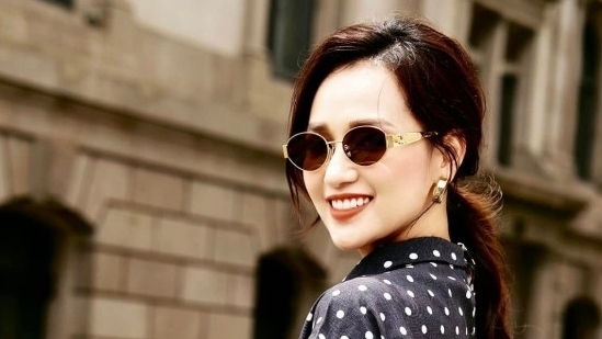 Lã Thanh Huyền sang chảnh dạo phố, Hoa hậu Tiểu Vy trang điểm trong veo