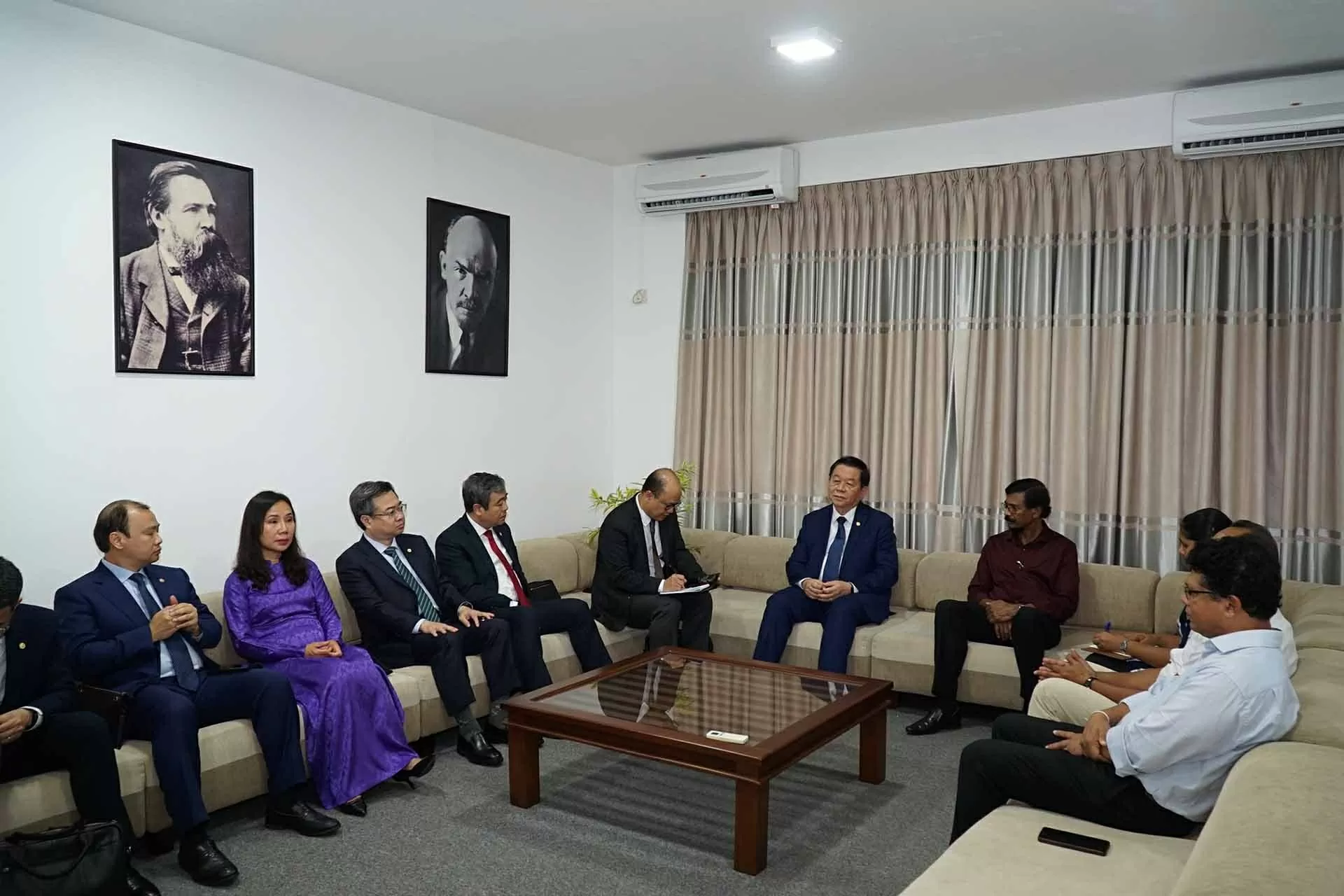 Sri Lanka muốn học hỏi kinh nghiệm của Việt Nam trong thu hút đầu tư trực tiếp nước ngoài Sri Lanka muốn học hỏi kinh nghiệm của Việt Nam trong thu hút đầu tư trực tiếp nước ngoài