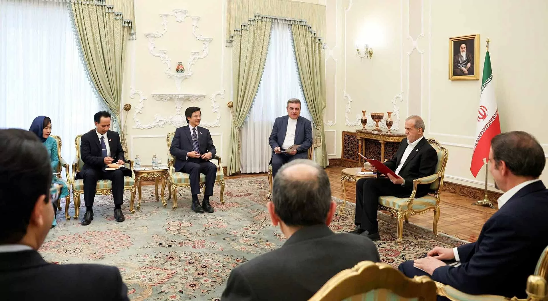 Đại sứ Nguyễn Lương Ngọc trình Thư ủy nhiệm lên Tổng thống Iran Đại sứ Nguyễn Lương Ngọc trình Thư ủy nhiệm lên Tổng thống Iran