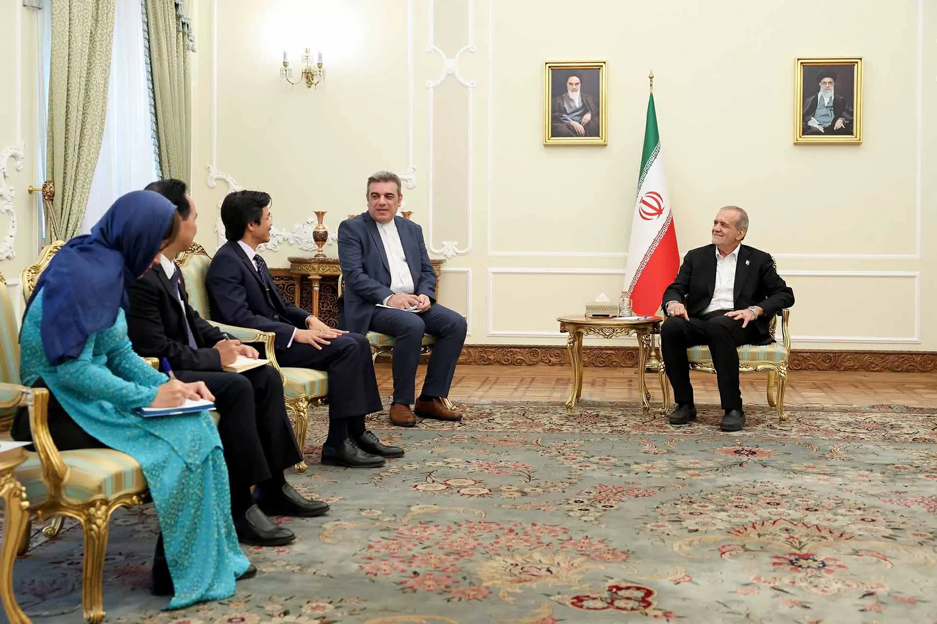 Đại sứ Nguyễn Lương Ngọc trình Thư ủy nhiệm lên Tổng thống Iran Đại sứ Nguyễn Lương Ngọc trình Thư ủy nhiệm lên Tổng thống Iran