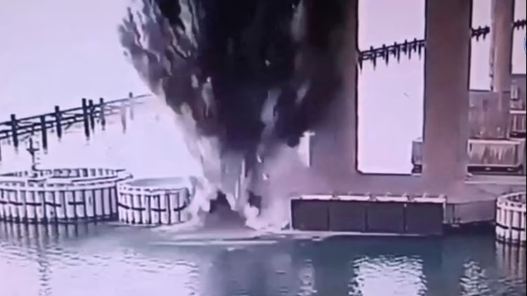 Vừa kết thúc đàm phán với Nga, Ukraine ra đòn tấn công đánh sập chân cầu Crimea