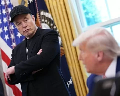 Ông Elon Musk lắng nghe Tổng thống Donald Trump phát biểu với các phóng viên tại Phòng Bầu dục của Nhà Trắng vào ngày 30/5. (Nguồn: Getty Images) Ông Elon Musk lắng nghe Tổng thống Donald Trump phát biểu với các phóng viên tại Phòng Bầu dục của Nhà Trắng vào ngày 30/5. (Nguồn: Getty Images)