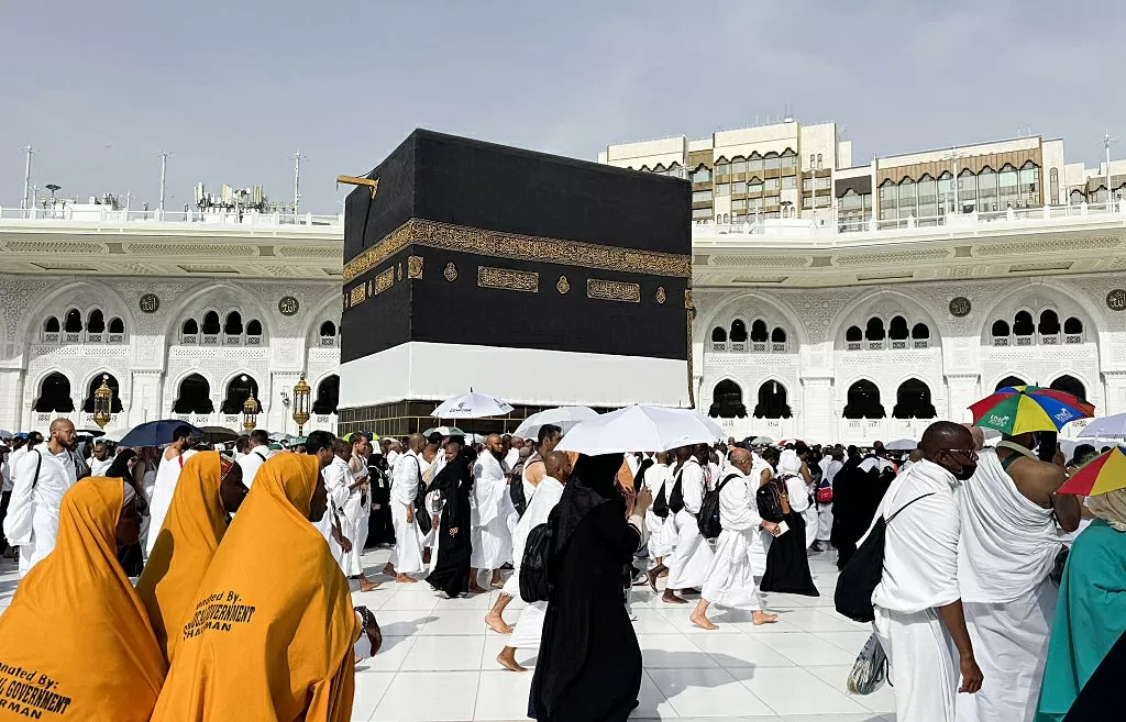 Trong nghi lễ hành hương này, các tín đồ mặc áo choàng sẽ đi bộ quanh Kaaba - cấu trúc hình khối bằng đá màu đen ở trung tâm thánh đường Grand của Mecca. (Nguồn: The New Arab) Trong nghi lễ hành hương này, các tín đồ mặc áo choàng sẽ đi bộ quanh Kaaba - cấu trúc hình khối bằng đá màu đen ở trung tâm thánh đường Grand của Mecca. (Nguồn: The New Arab)