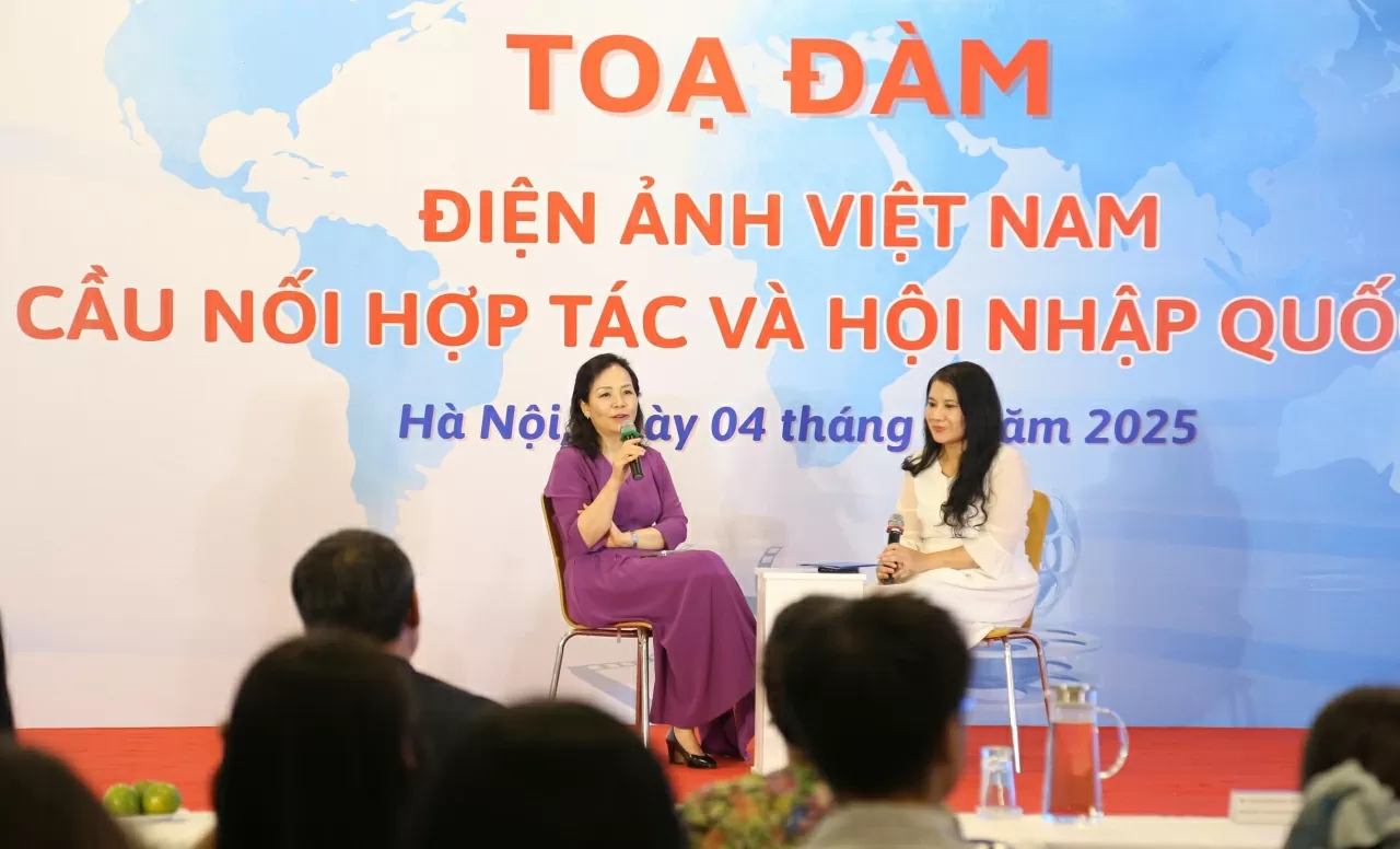 Tại buổi Tọa đàm Tiến sĩ Ngô Phương Lan đã giải đáp những câu hỏi và thắc mắc của các thính giả. (Ảnh: Thành Long) Tại buổi Tọa đàm Tiến sĩ Ngô Phương Lan đã giải đáp những câu hỏi và thắc mắc của các thính giả. (Ảnh: Thành Long)