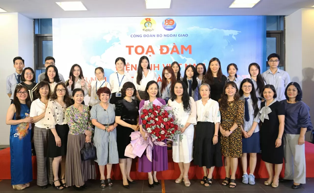 Tiến sĩ Ngô Phương Lan cùng với cán bộ nhân viên Ngoại giao và sinh viên Học viện Ngoại giao chụp ảnh lưu niệm. (Ảnh: Thành Long) Tiến sĩ Ngô Phương Lan cùng với cán bộ nhân viên Ngoại giao và sinh viên Học viện Ngoại giao chụp ảnh lưu niệm. (Ảnh: Thành Long)