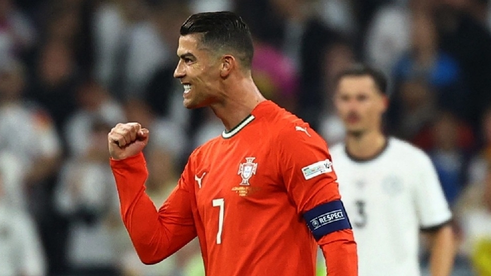 Ronaldo ghi bàn và thắng mọi trận bán kết với tuyển Bồ Đào Nha