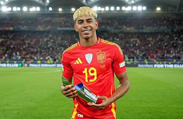 Lập cú đúp, Lamine Yamal được vinh danh