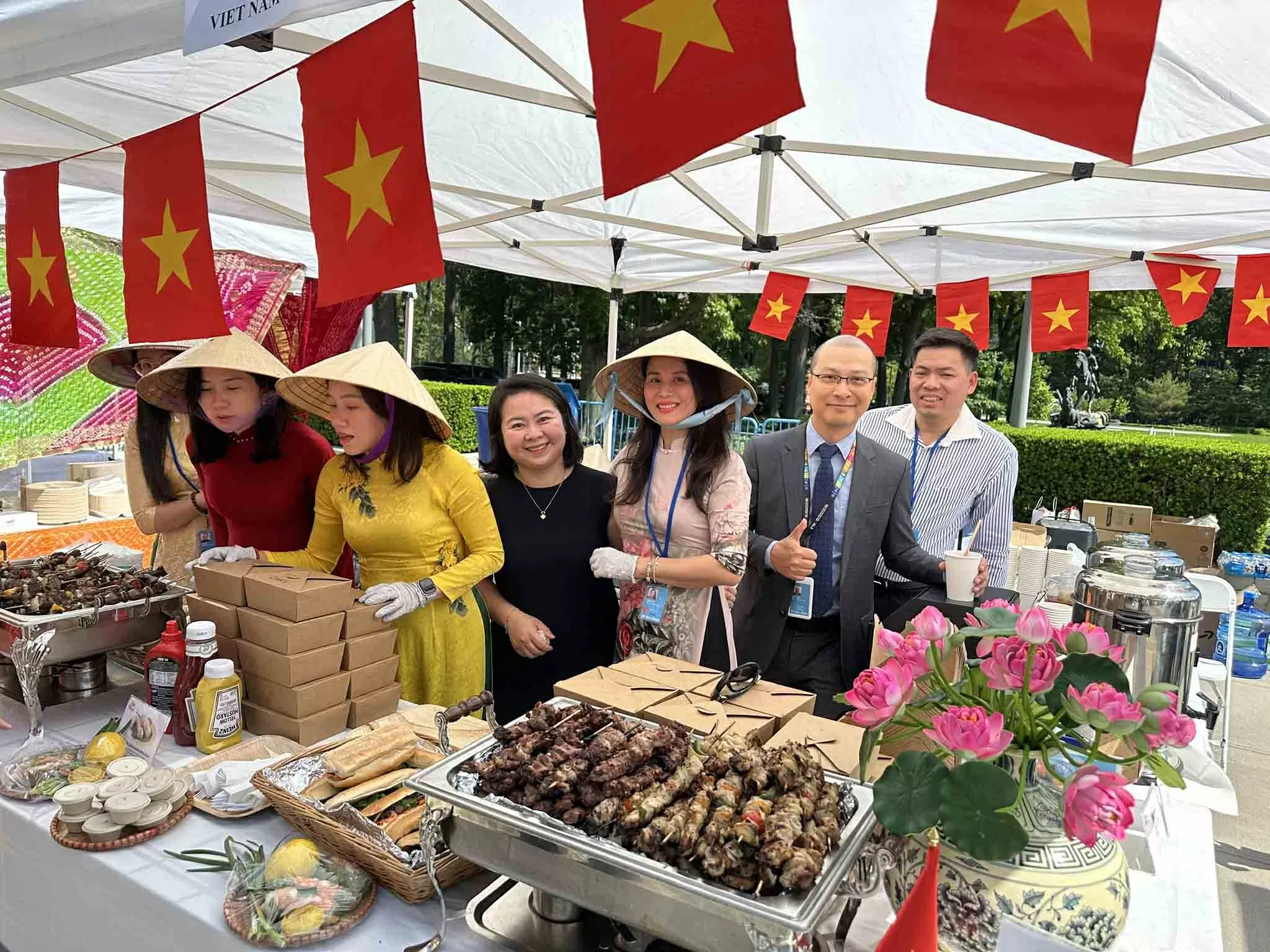 Ẩm thực và hàng thủ công Việt Nam ‘hút khách’ tại hội chợ Liên hợp quốc Ẩm thực và hàng thủ công Việt Nam ‘hút khách’ tại hội chợ Liên hợp quốc