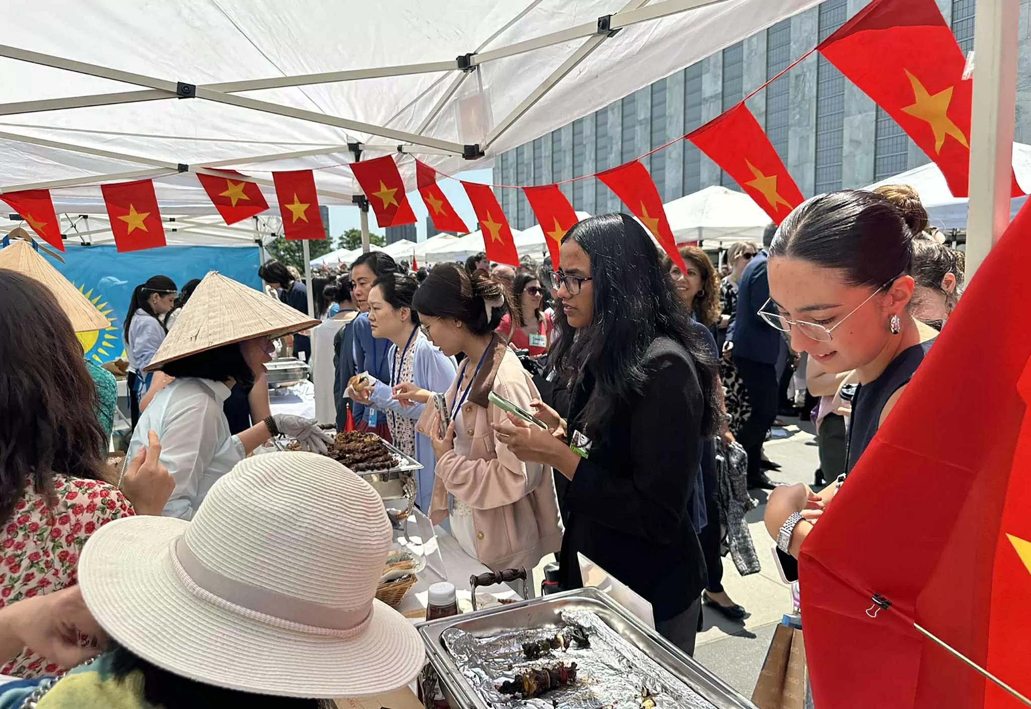 Ẩm thực và hàng thủ công Việt Nam ‘hút khách’ tại hội chợ Liên hợp quốc Ẩm thực và hàng thủ công Việt Nam ‘hút khách’ tại hội chợ Liên hợp quốc