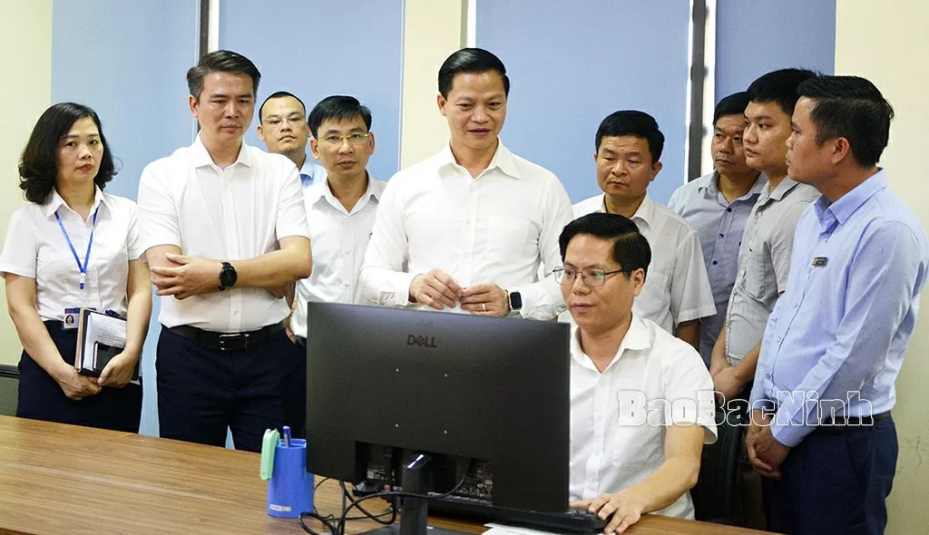 Chủ tịch UBND tỉnh Vương Quốc Tuấn kiểm tra tiến độ triển khai thực hiện mô hình Trung tâm Phục vụ hành chính công một cấp, tiếp nhận và giải quyết thủ tục hành chính phi địa giới. (Nguồn: Báo Bắc Ninh)