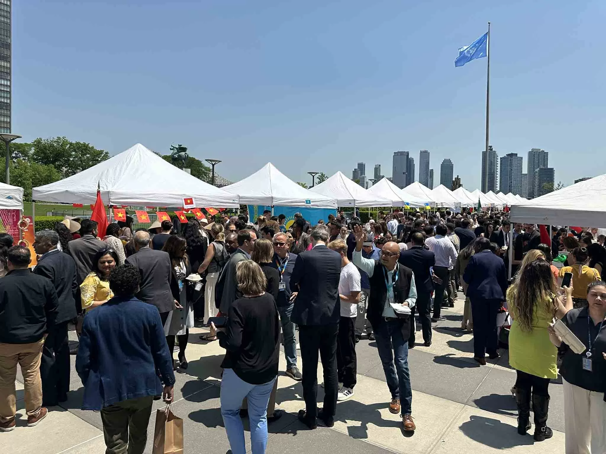 Ẩm thực và hàng thủ công Việt Nam ‘hút khách’ tại hội chợ Liên hợp quốc Ẩm thực và hàng thủ công Việt Nam ‘hút khách’ tại hội chợ Liên hợp quốc