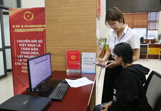 Hướng dẫn người dân thực hiện dịch vụ công tại Trung tâm Hành chính công tỉnh Bắc Ninh - Ảnh: VGP Hướng dẫn người dân thực hiện dịch vụ công tại Trung tâm Hành chính công tỉnh Bắc Ninh - Ảnh: VGP