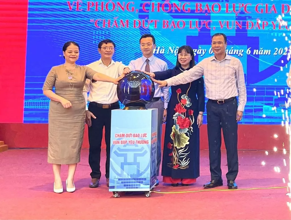 Phòng, chống bạo lực gia đình: Vì một Việt Nam tiến bộ và văn minh Phòng, chống bạo lực gia đình: Vì một Việt Nam tiến bộ và văn minh