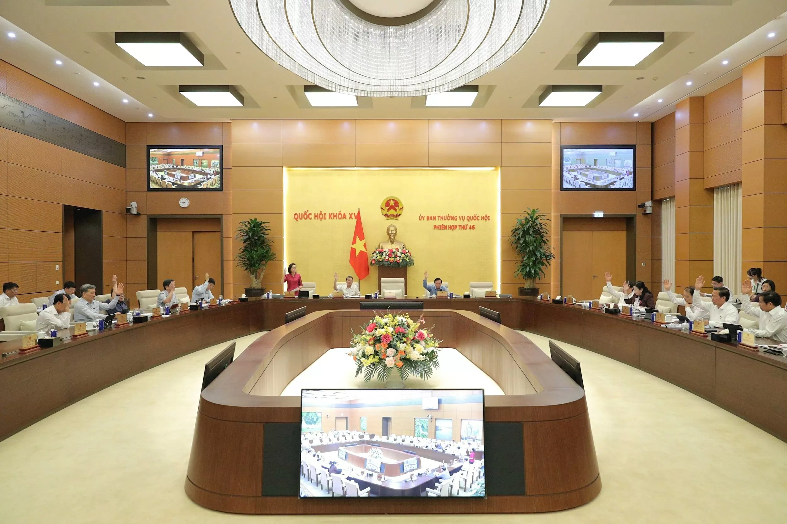 Ủy ban Thường vụ Quốc hội biểu quyết thông qua Nghị quyết. (Ảnh: Hồ Long) Ủy ban Thường vụ Quốc hội biểu quyết thông qua Nghị quyết. (Ảnh: Hồ Long)