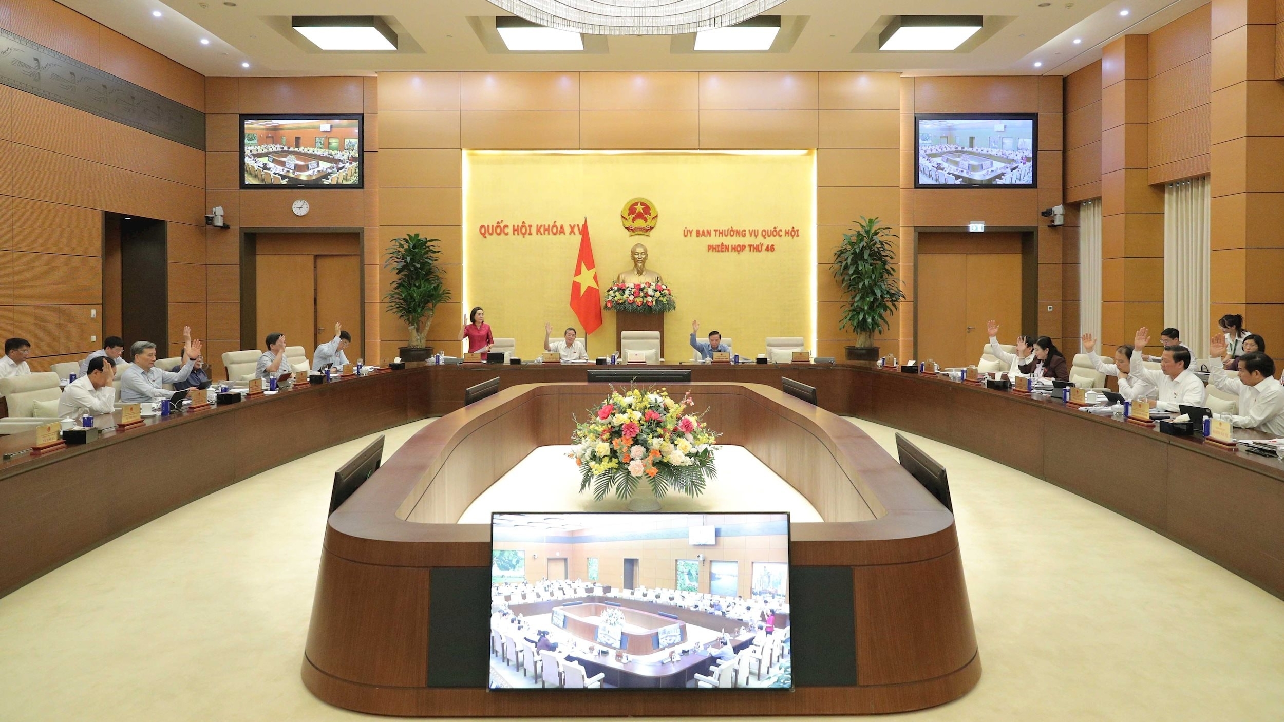 Thông qua Nghị quyết về khen thưởng công chức, viên chức thuộc cơ quan của Quốc hội