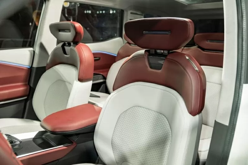Hàng ghế thứ hai đủ rộng cho ba người, đi kèm cửa sổ trời toàn cảnh và màn hình điều khiển điều hòa riêng biệt.