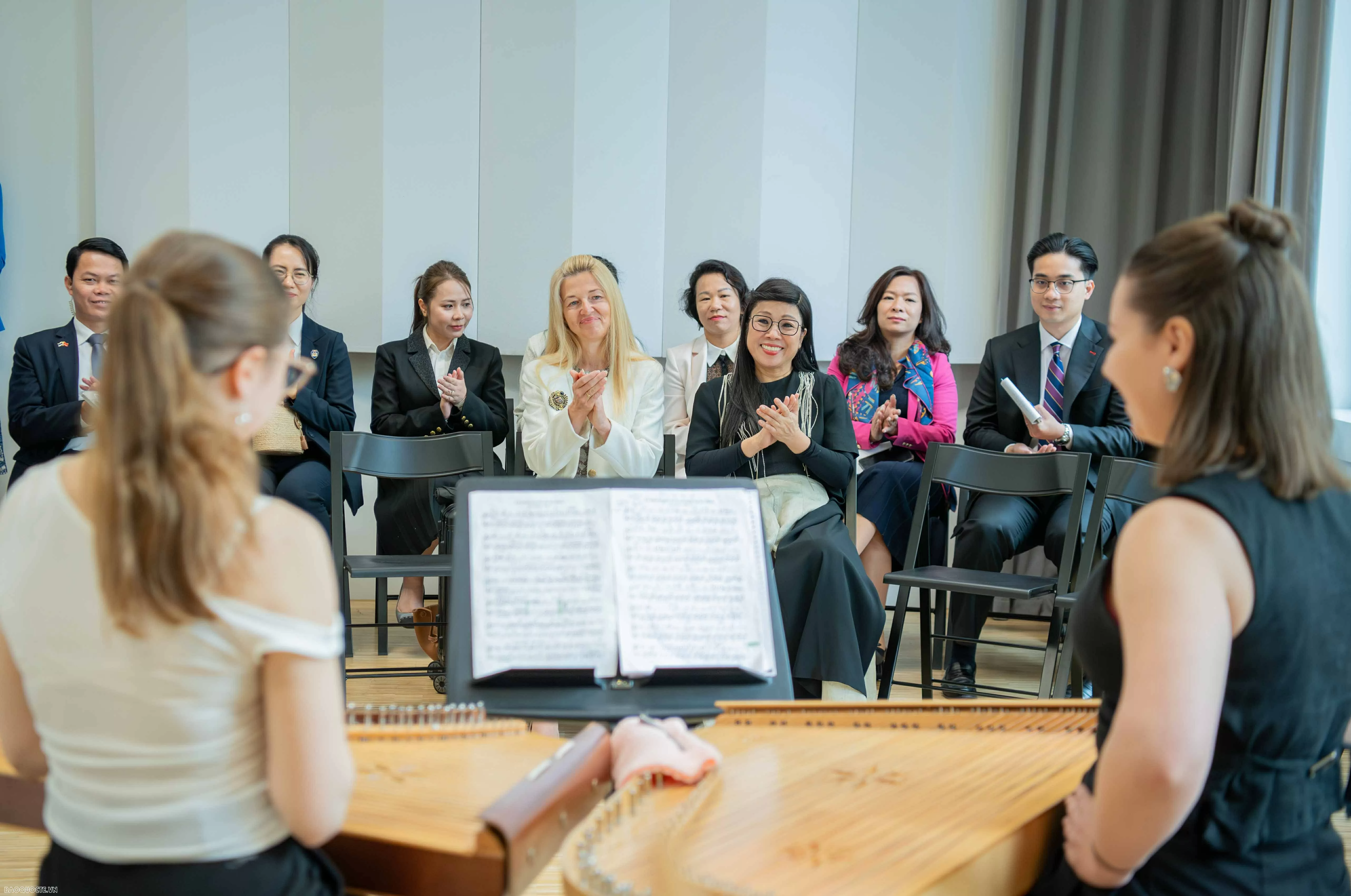 Bức tranh đặc biệt Phu nhân Thủ tướng Việt Nam tặng Phu nhân Thủ tướng Estonia