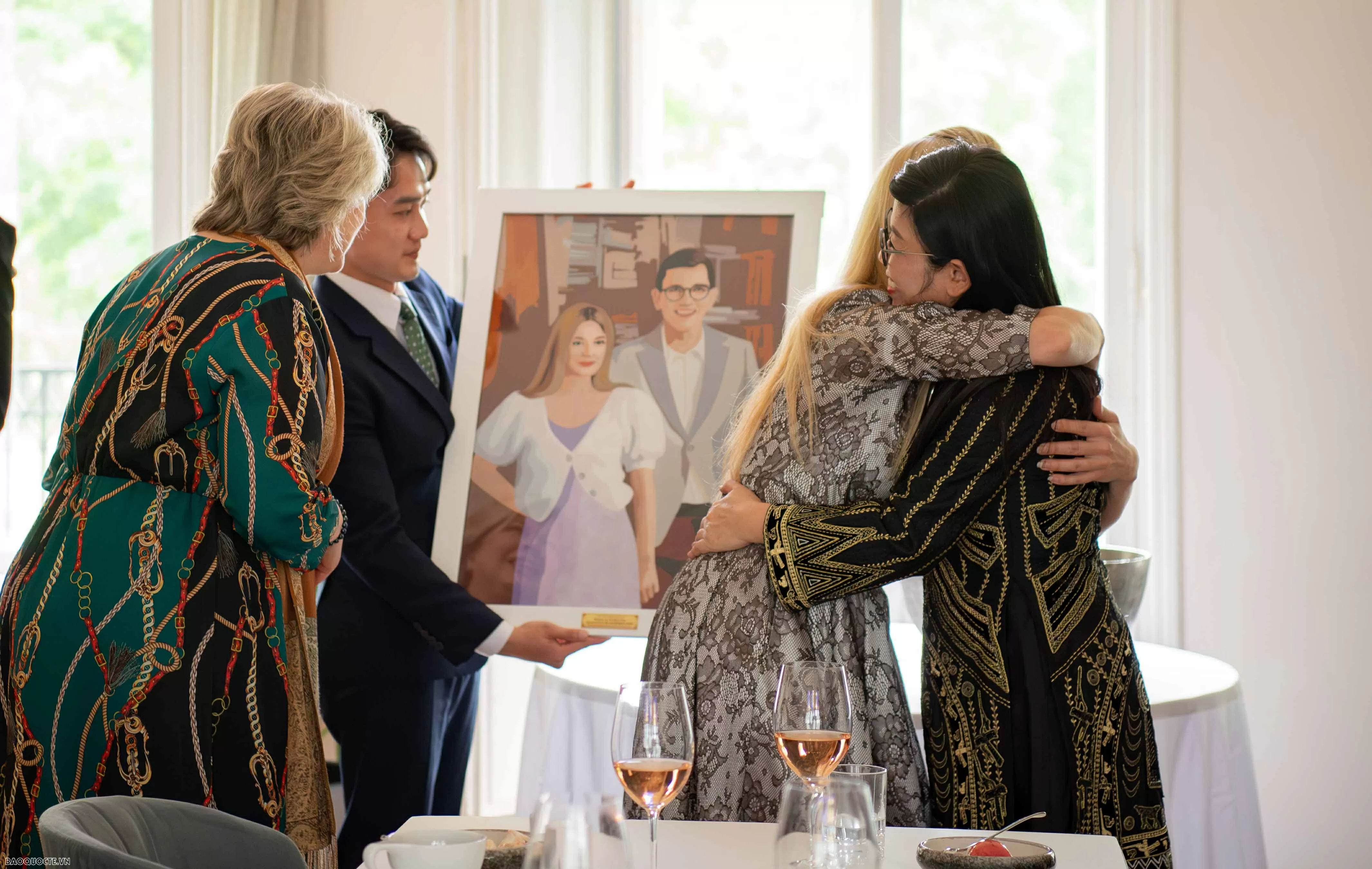 Bức tranh đặc biệt Phu nhân Thủ tướng Việt Nam tặng Phu nhân Thủ tướng Estonia