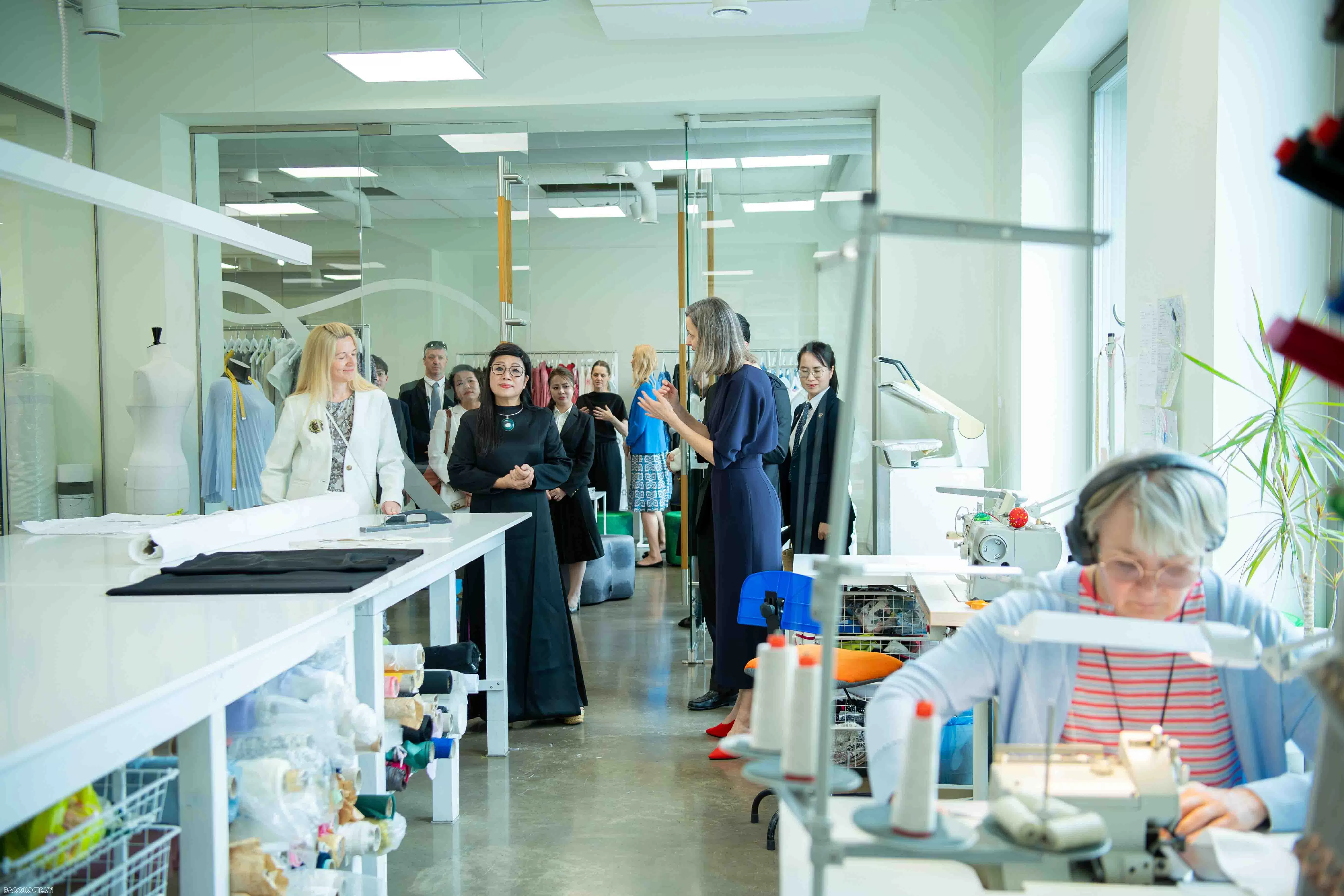 Bức tranh đặc biệt Phu nhân Thủ tướng Việt Nam tặng Phu nhân Thủ tướng Estonia