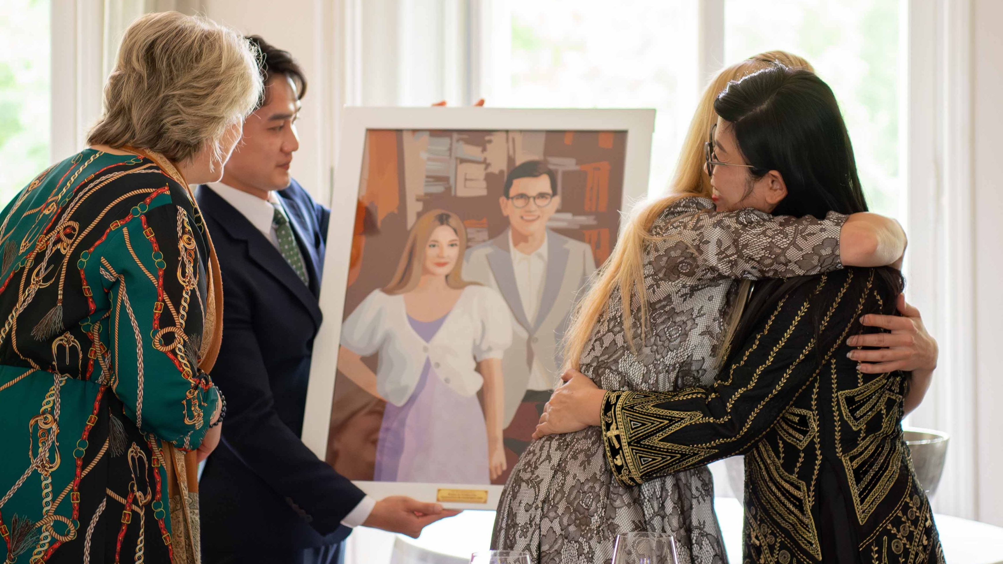 Bức tranh đặc biệt Phu nhân Thủ tướng Việt Nam tặng Phu nhân Thủ tướng Estonia