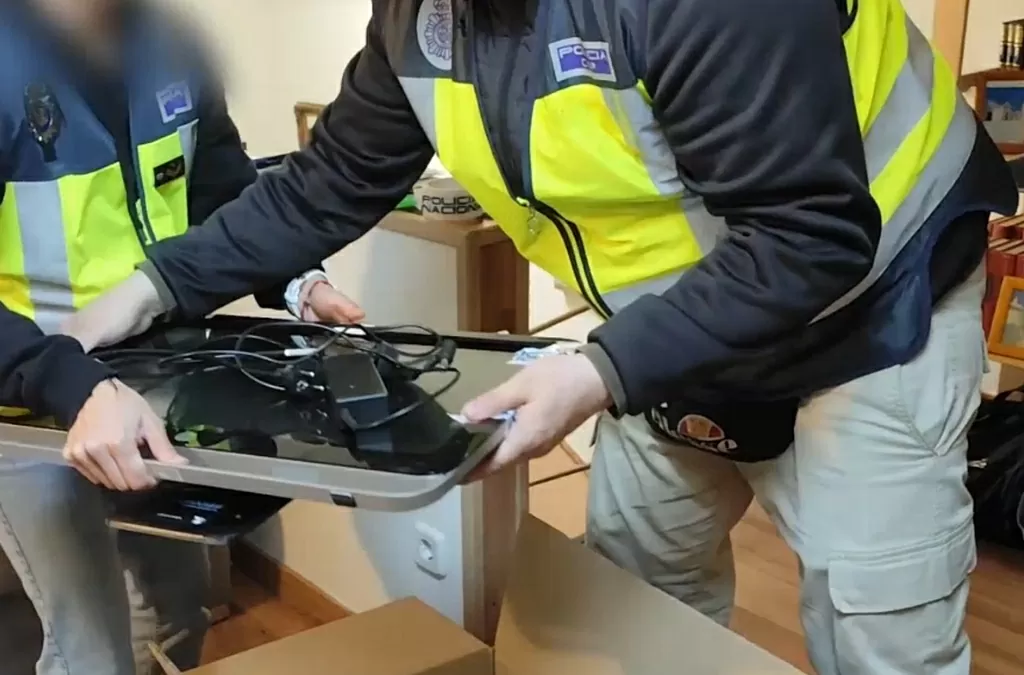 Chiến dịch quốc tế bắt giữ 20 đối tượng liên quan đến tài liệu lạm dụng tình dục trẻ em: Thu hồi thiết bị ở Tây Ban Nha. (Nguồn: Interpol) Chiến dịch quốc tế bắt giữ 20 đối tượng liên quan đến tài liệu lạm dụng tình dục trẻ em: Thu hồi thiết bị ở Tây Ban Nha. (Nguồn: Interpol)