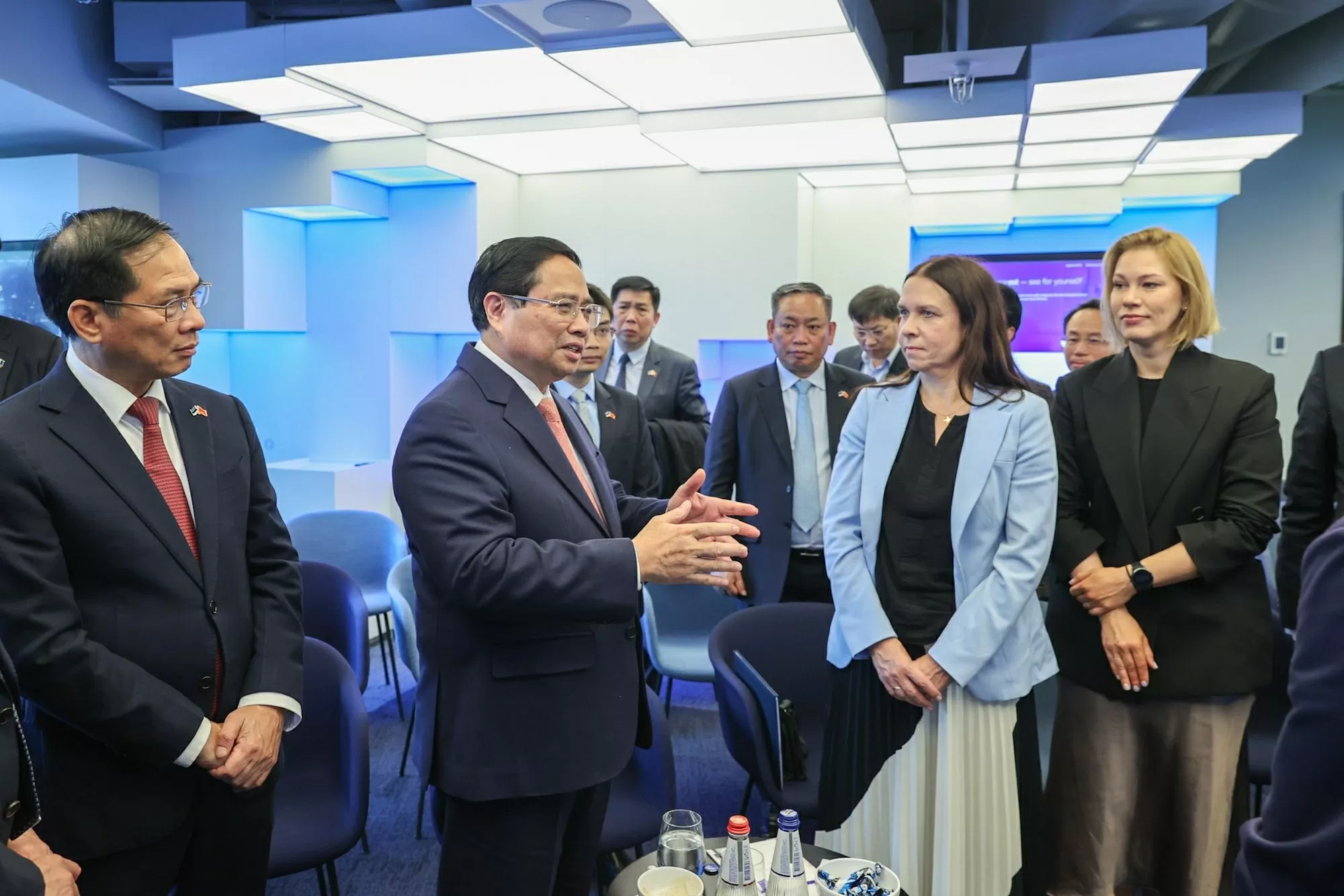 Thủ tướng Phạm Minh Chính và đoàn công tác đã thăm, làm việc tại Trung tâm e-Estonia (e-Estonia Briefing Centre) - biểu tượng của chính phủ số hàng đầu thế giới. Thủ tướng Phạm Minh Chính và đoàn công tác đã thăm, làm việc tại Trung tâm e-Estonia (e-Estonia Briefing Centre) - biểu tượng của chính phủ số hàng đầu thế giới.