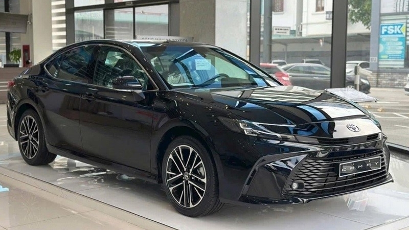Toyota Camry giảm giá 100 triệu đồng tại đại lý, cạnh tranh Mazda6