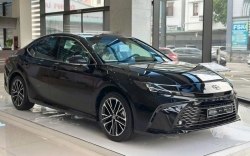 Toyota Camry giảm giá 100 triệu đồng tại đại lý, cạnh tranh Mazda6