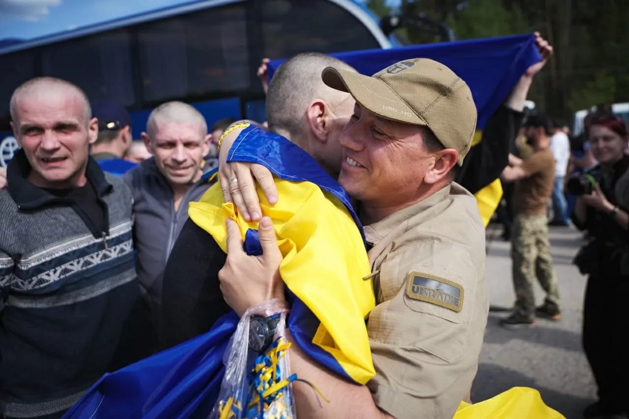 Tù binh Ukraine được trao trả vào ngày 23/5 tại tỉnh Chernihiv, phía bắc Ukraine. Ảnh: Văn phòng Tổng thống Ukraine Tù binh Ukraine được trao trả vào ngày 23/5 tại tỉnh Chernihiv, phía bắc Ukraine. Ảnh: Văn phòng Tổng thống Ukraine