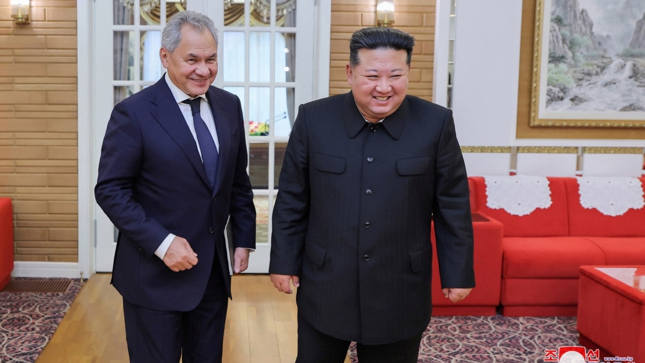 Ảnh ấn tượng: Triều Tiên-Nga tiếp tục 'tay trong tay', cuộc khẩu chiến của hai người bạn từng thân, Thủ tướng Mông Cổ từ chức vì 'con dại cái mang'