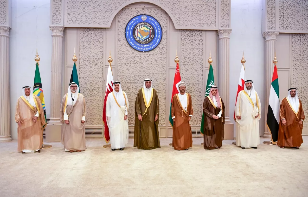 Ngày 2/6, Ngoại trưởng các nước thuộc Hội đồng hợp tác vùng Vịnh (GCC) đã tham dự phiên họp thứ 164 của Hội đồng Bộ trưởng GCC, tổ chức tại Kuwait. Trong tuyên bố chung, các Ngoại trưởng GCC lên án “những nỗ lực di dời người dân ở Dải Gaza” và kêu gọi Hội đồng Bảo an Liên hợp quốc thành lập một ủy ban quốc tế độc lập để điều tra các hành vi vi phạm bị cáo buộc của quân đội Israel. (Nguồn: Kuwait News Agency)