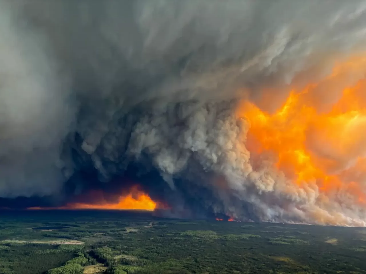 Khói bốc lên từ một đám cháy rừng gần hồ Bison. Các vụ cháy rừng tại Canada – bắt nguồn từ cả nguyên nhân tự nhiên lẫn con người – đã buộc ít nhất 25.000 cư dân tại ba tỉnh bang phải sơ tán trong những ngày gần đây. (Nguồn: The Guardian)