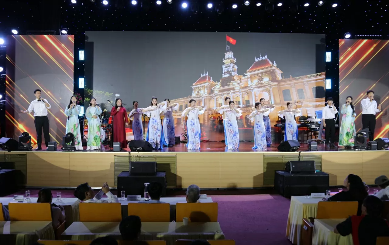 Tiết mục hòa chung không khí đầy tự hào hướng tới kỷ niệm 80 năm ngày thành lập ngành Ngoại giao (28/8/1945-28/8/2025). (Ảnh: Thành Long)