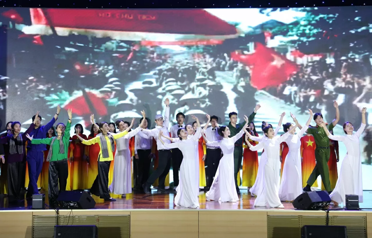 Tiết mục Ta tự hào đi lên ôi Việt Nam của Học viện Ngoại giao. Tiết mục Ta tự hào đi lên ôi Việt Nam của Học viện Ngoại giao.