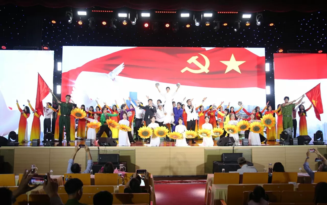 Tiết mục Ta tự hào đi lên ôi Việt Nam của Học viện Ngoại giao. Tiết mục Ta tự hào đi lên ôi Việt Nam của Học viện Ngoại giao.