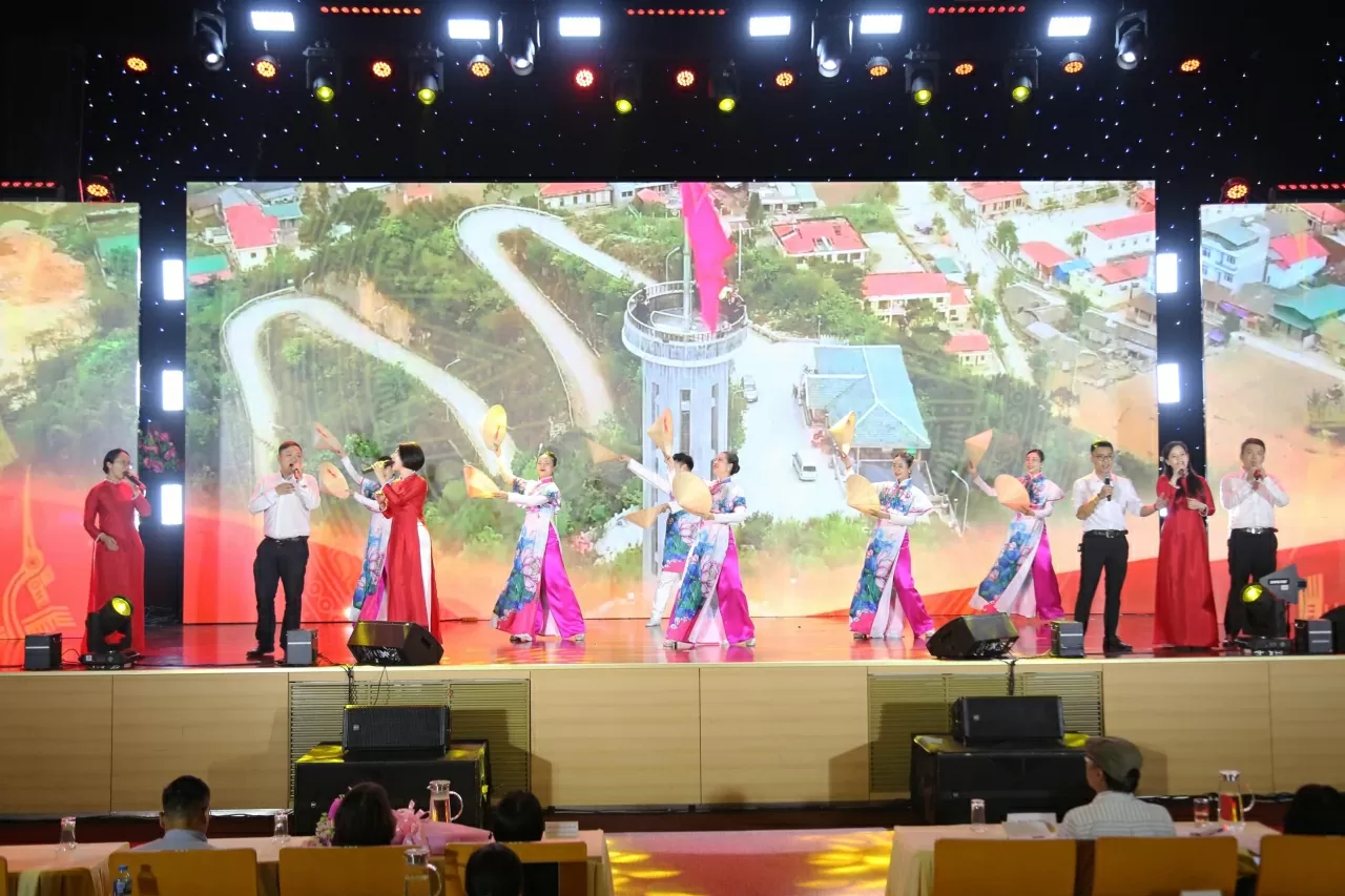 Tiết mục Mashup: Việt Nam trong tôi là - Một vòng Việt Nam của Cục Phục vụ Ngoại giao đoàn. Tiết mục Mashup: Việt Nam trong tôi là - Một vòng Việt Nam của Cục Phục vụ Ngoại giao đoàn.