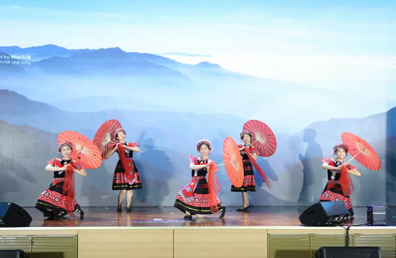 Tiết mục Phiên chợ ngày xuân của Học viện Ngoại giao. Tiết mục Phiên chợ ngày xuân của Học viện Ngoại giao.