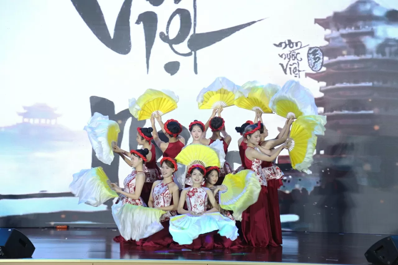 Tiết mục Thư pháp, Tiếng Việt, Máu đỏ da vàng của Học viện Ngoại giao. Tiết mục Thư pháp, Tiếng Việt, Máu đỏ da vàng của Học viện Ngoại giao.