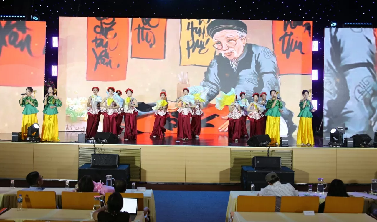 Tiết mục Thư pháp, Tiếng Việt, Máu đỏ da vàng của Học viện Ngoại giao. Tiết mục Thư pháp, Tiếng Việt, Máu đỏ da vàng của Học viện Ngoại giao.