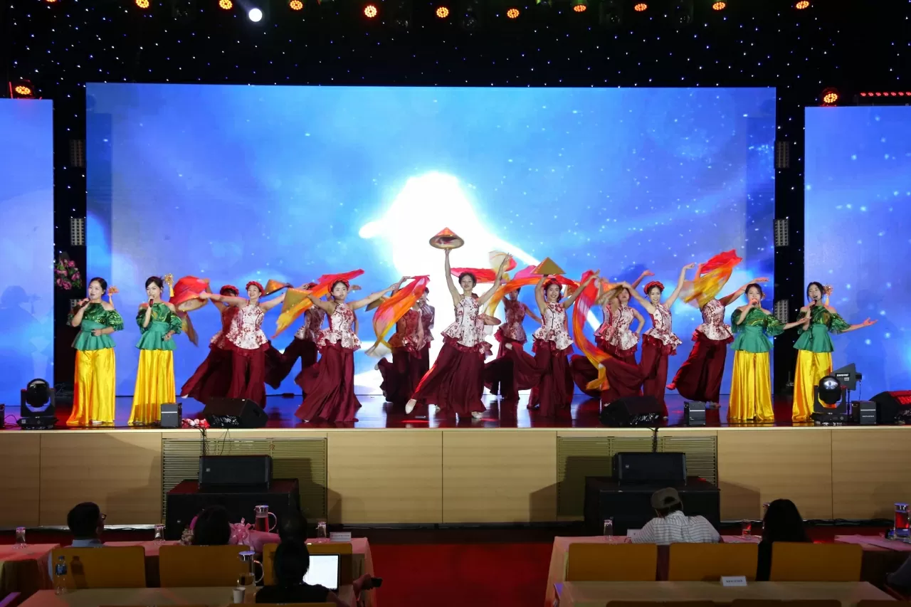 Tiết mục mashup Việt Nam trong tôi là - Một vòng Việt Nam của Cục Phục vụ Ngoại giao đoàn. Tiết mục mashup Việt Nam trong tôi là - Một vòng Việt Nam của Cục Phục vụ Ngoại giao đoàn.