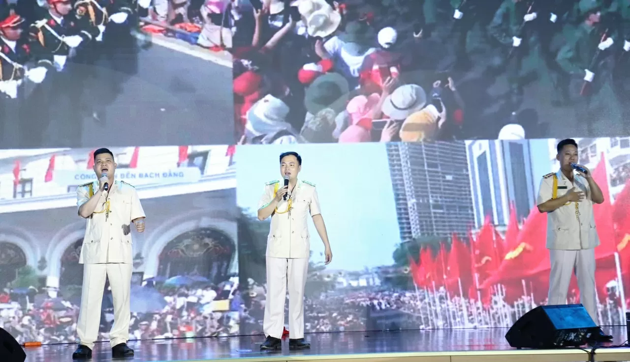 Tiết mục tốp ca nam Đội Văn nghệ xung kích Trung đoàn 31. Tiết mục tốp ca nam Đội Văn nghệ xung kích Trung đoàn 31.